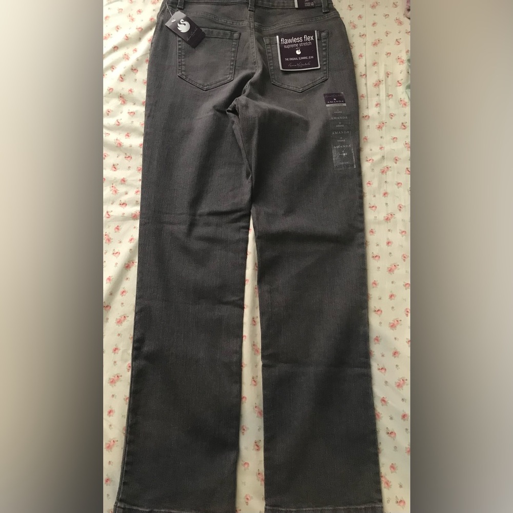 NWT Womens Gloria Vanderbilt Grey Amanda Jeans Tapered Leg Size 4 Average